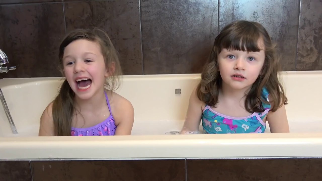 Sophia, Isabella e Alice - LOL Surprise Bonecas  Diversão na Hora do Banho
