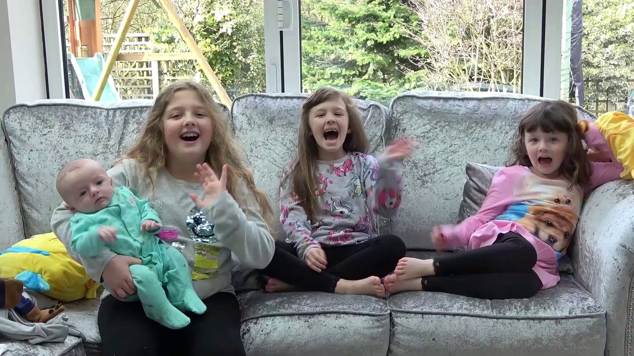 Sophia, Isabella e Alice  Mostrando nossas Roupas da Disney Princesa e do Bebê