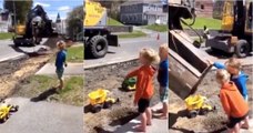 Operador de escavadora usa máquina para encher camiões de brincar para crianças