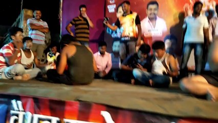 बायका आपले बाळ कसे झोपतात ते पहा