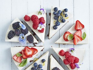 Tarta de queso con frutos del bosque