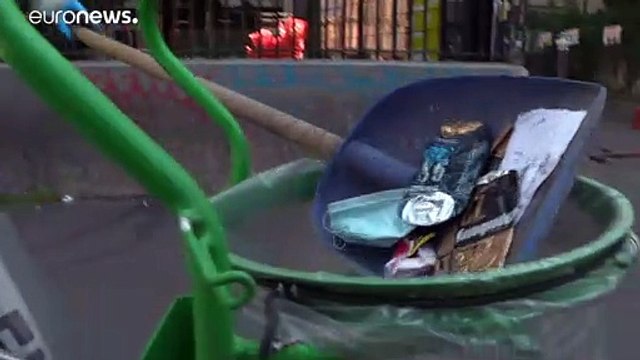 Французов учат правильно выбрасывать маски