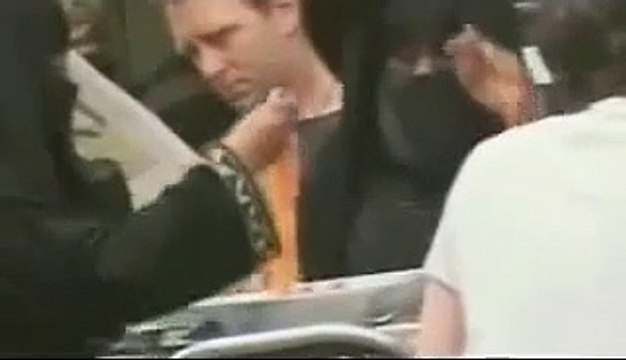 Musulmanas con velo comiendo espaguetis