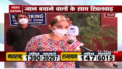 LNJP के डॉक्टर्स ने अस्पताल के बाहर किया विरोध प्रदर्शन