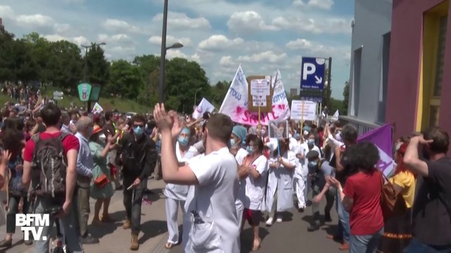 Des centaines de manifestants se réunissent pour défendre l'hôpital public à Paris