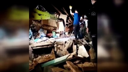 Скачать видео: Yıkılan ahırın altında kalan 5 hayvan kurtarıldı, 2 büyükbaş telef oldu - KASTAMONU