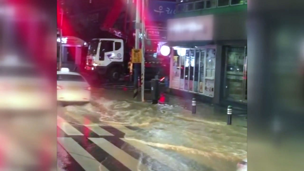 부산 중앙대로 지하 상수도관 누수...교통 한때 정체 / YTN