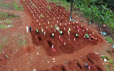 Indonesia's gravediggers battle virus fears