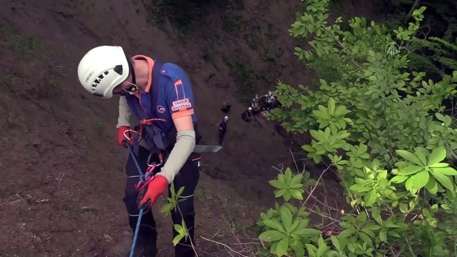 AFAD ekipleri uçuruma yuvarlanan alzaymır hastasını kurtardı - SAMSUN