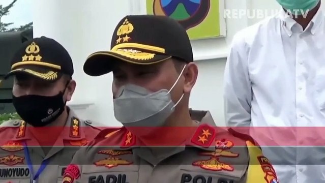 Petugas memeriksa kendaraan pemudik. Ilustrasi