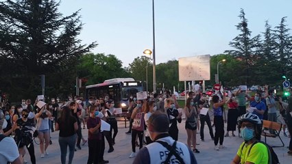 Vecinos de Moratalaz aplauden la contra protesta a la cacerolada
