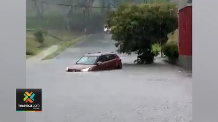 tn7-Varias personas quedaron atrapadas dentro de vehículo por fuertes lluvias en Rohrmoser-210520