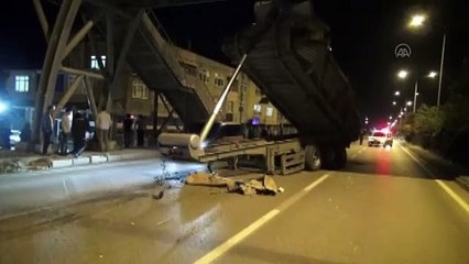 Tırın açık unutulan damperi üst geçide çarpıp koptu - SAMSUN