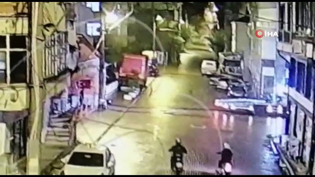 Motosiklet sürücüsünün ağır yaralandığı kaza anı kamerada