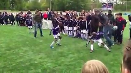 Robin Van Persie dribbling Kids
