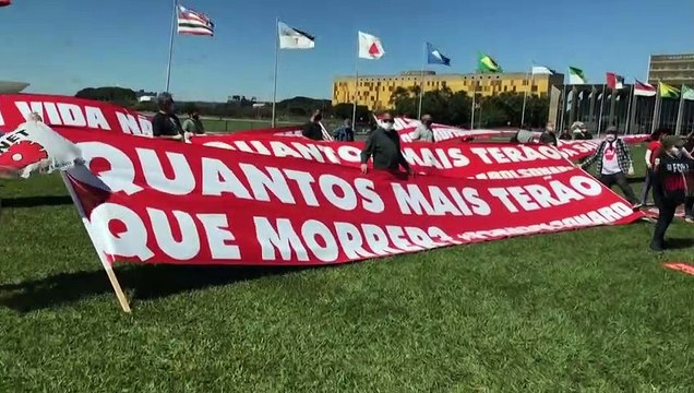 Protesta de residentes de medicina en Brasil, que acumula 20.000 muertos por coronavirus