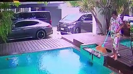 WANITA CANTIK SENDIRIAN DI KOLAM RENANG, LIHAT APA YANG TERJADI!!