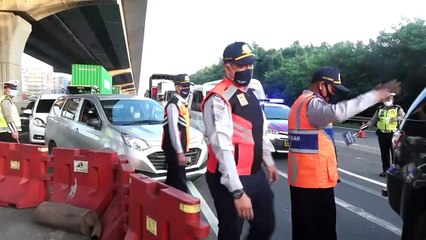 Petugas kepolisian melakukan penyekatan terhadap kendaraan di Tol Jakarta-Cikampek untuk mengantisipasi para pemudik.
