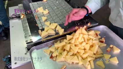 電動ギターカッターを使って、カステラを三角形にカットします。【株式会社ソーキナカタ】