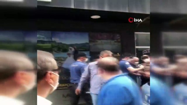 Babaya çocuklarının önünde ters kelepçe gerginliği