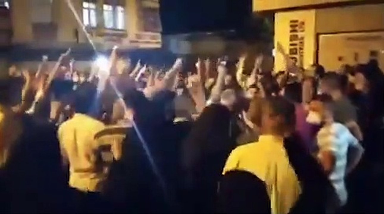 Furkan Vakfı üyeleri "Doğu Türkistan olmayacağız" sloganları atarak yasağa rağmen teravih namazı kılmak istedi: 40 gözaltı