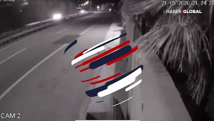 TIR ile duvar arasında böyle kaldı