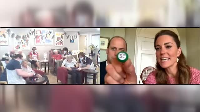Los duques de Cambridge juegan al bingo con los mayores de una residencia