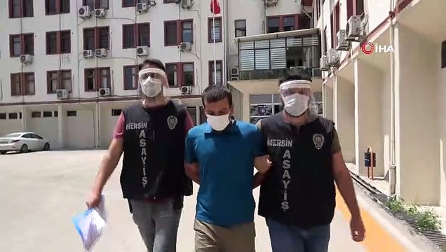 Gündüz vakti yolda yürüyen kadına dehşeti yaşattı...Kapkaç anı kamerada