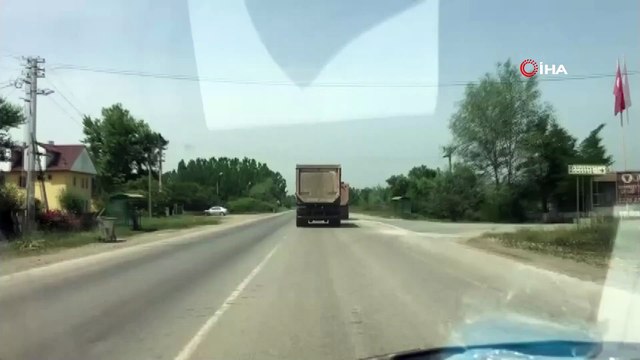 Hatalı sollama yapan kamyon diğer araçları tehlikeye soktu