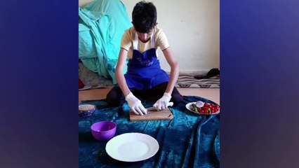 Küçücük mutfağında yemek videolarıyla fenomen olan Taha Duymaz: Fakirsin, telefonun berbat diye çok linç yedim!