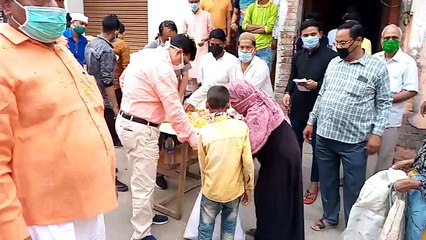 मैनपुरी: ARTO राजेश कर्दम ने जरूरतमंद को दिया खाना