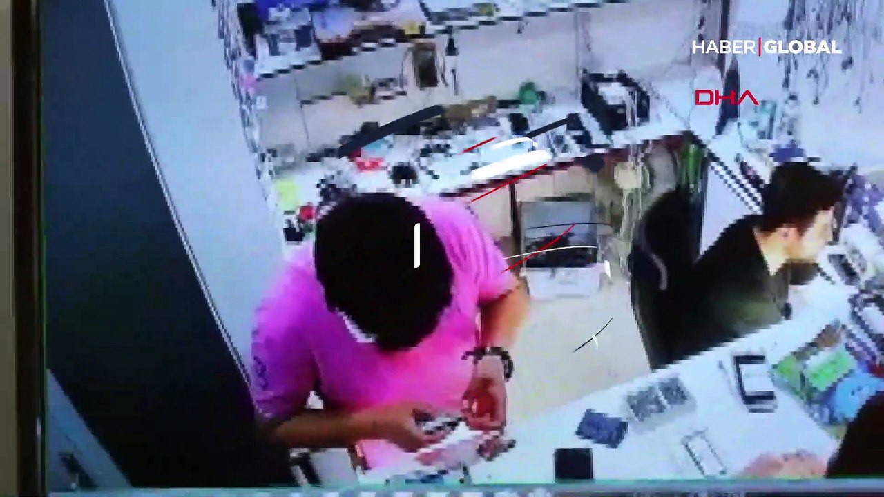 Patlayan cep telefonu paniğe neden oldu