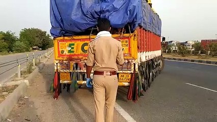 चोरी-छिपे जा रहे मजदूरों से भारी डीसीएम को पुलिस ने पकड़ा