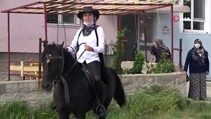 'Kovboy Muhtar' mahalleyi atıyla geziyor