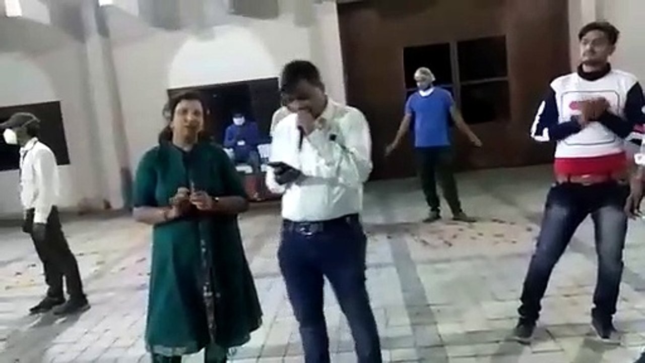 इंदौरः पार्टी करते हुए जोनल अधिकारी का वीडियो वायरल, निगमायुक्त ने किया बर्खास्त