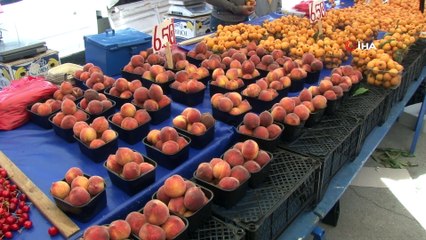 Bayram alışverişini yapmak isteyen vatandaşlar pazarlara akın etti