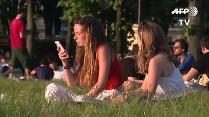 الباريسيون يستمتعون بطقس مشمس أمام مبنى الانفاليد