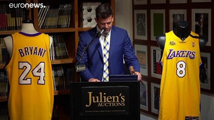 شاهد: تذكارات نجم لوس أنجلس ليكرز الراحل كوبي براينت تتجاوز التقديرات بثمان مرات في مزاد علني