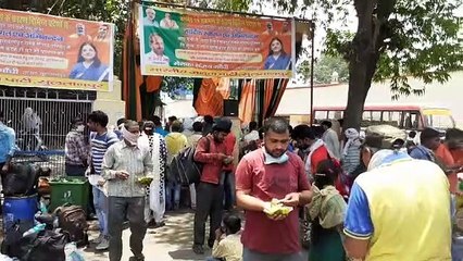 सांसद मेनका गांधी के स्टाल पर उड़ी सोशल डिस्टेंसिंग की धज्जियां