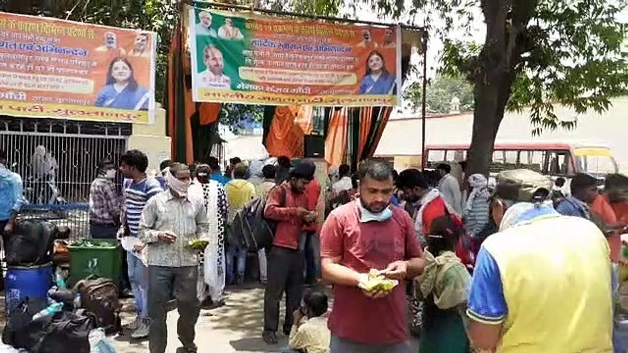 सांसद मेनका गांधी के स्टाल पर उड़ी सोशल डिस्टेंसिंग की धज्जियां