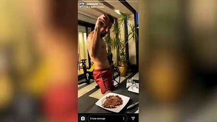 Joaquín imita al chef 'Salt Bae' antes de comerse un chuletón