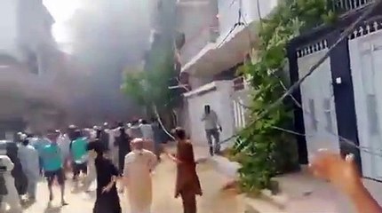 Pakistan'da 107 yolcuyu taşıyan uçak düştü