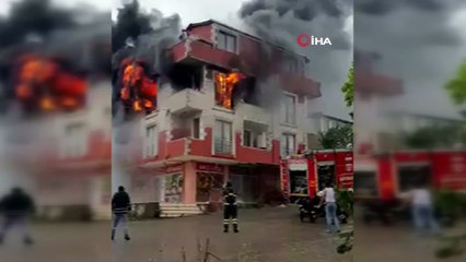 Yangından kaçarak çatıya sığınan 5 kişiyi itfaiye kurtardı