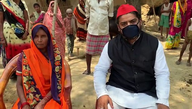 पूर्व मुख्यमंत्री अखिलेश यादव ने मृतक मजदूर के परिवार को दी 1 लाख रूपए की आर्थिक सहायता