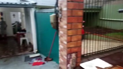 Enxurrada invade residência na Rua Xavantes, no Bairro Santa Cruz