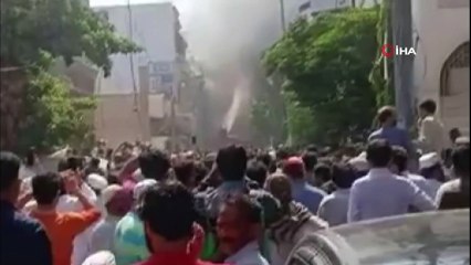 - Pakistan'da yolcu uçağı yerleşim alanına düştü