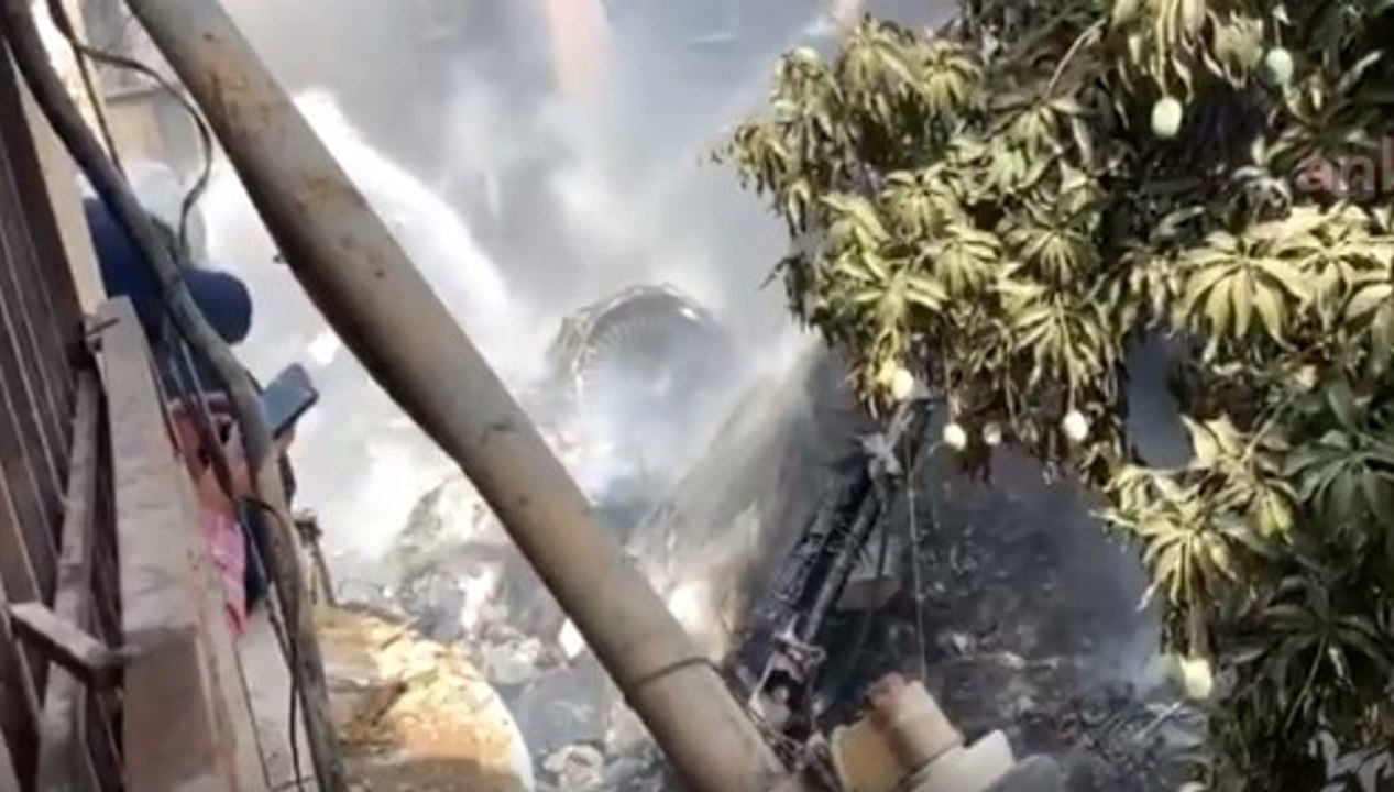 Pakistan'da yolcu uçağı düştü