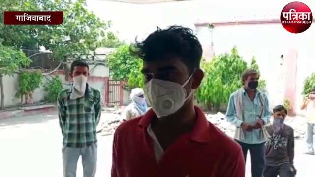 2 महीने बाद रिजर्वेशन काउंटर खुला सोशल डिस्टेंसिंग का पालन करते हुए लोगों ने कराया रिजर्वेशन
