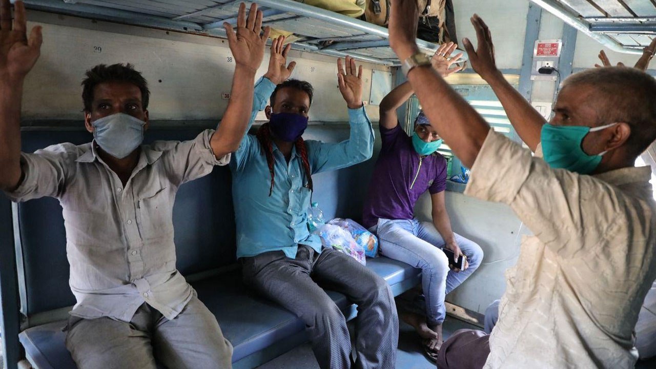 'गुजरात जिंदाबाद' और 'हम फिर वापस आएंगे' नारे लगाते हुए विदा हुए 1642 प्रवासी, VIDEO