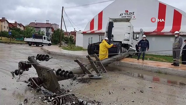 Muayeneye giderken kayganlaşan yolda duramayan tır, elektrik direğine çarptı